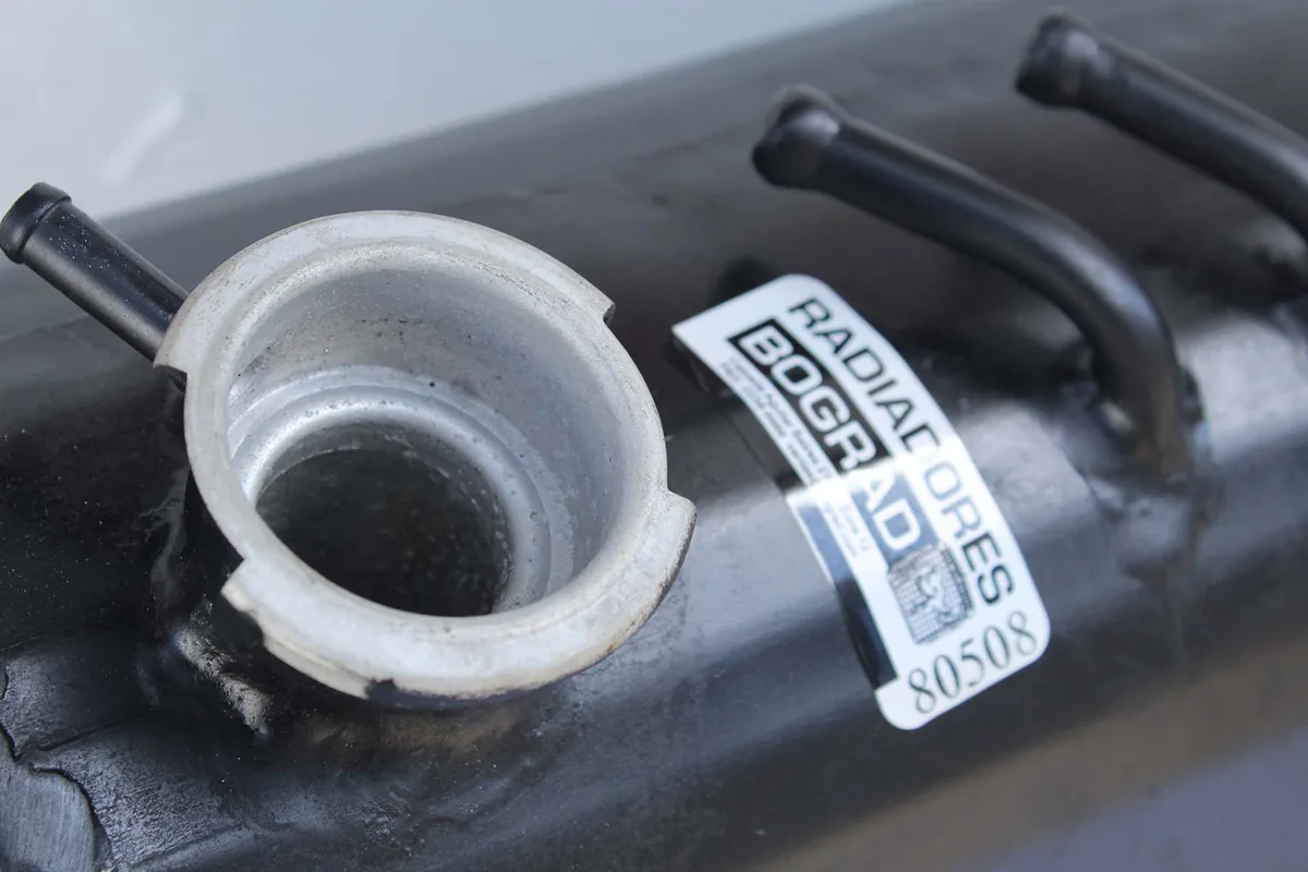 Detalle de tanque y boquilla de un radiador revisado por Radiadores Bograd