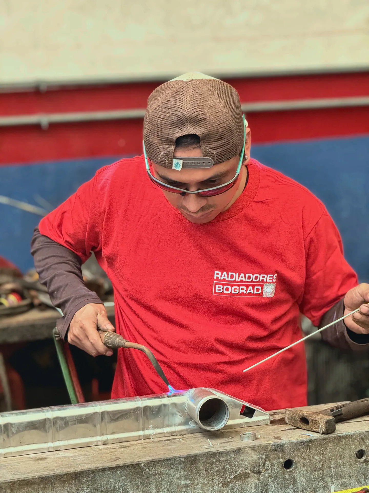 Técnico realizando soldadura especializada en un radiador
